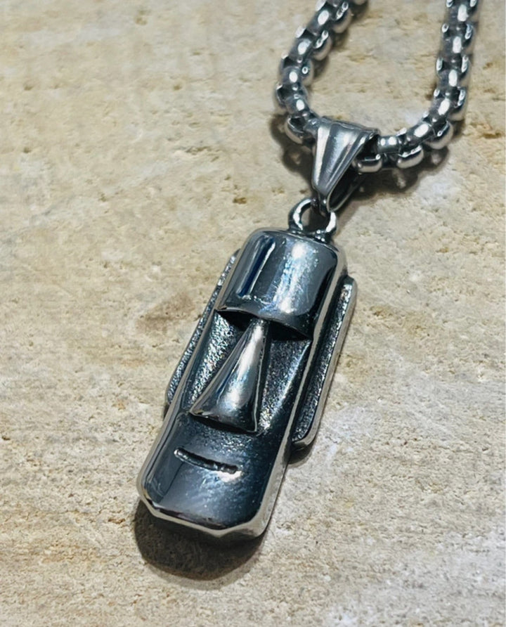 Pendentif représentant une tête de Moaï et sa chaîne - Les bijoux de Théa