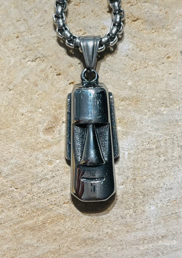 Pendentif représentant une tête de Moaï et sa chaîne - Les bijoux de Théa