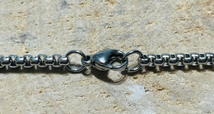 Pendentif représentant une tête de Moaï et sa chaîne - Les bijoux de Théa