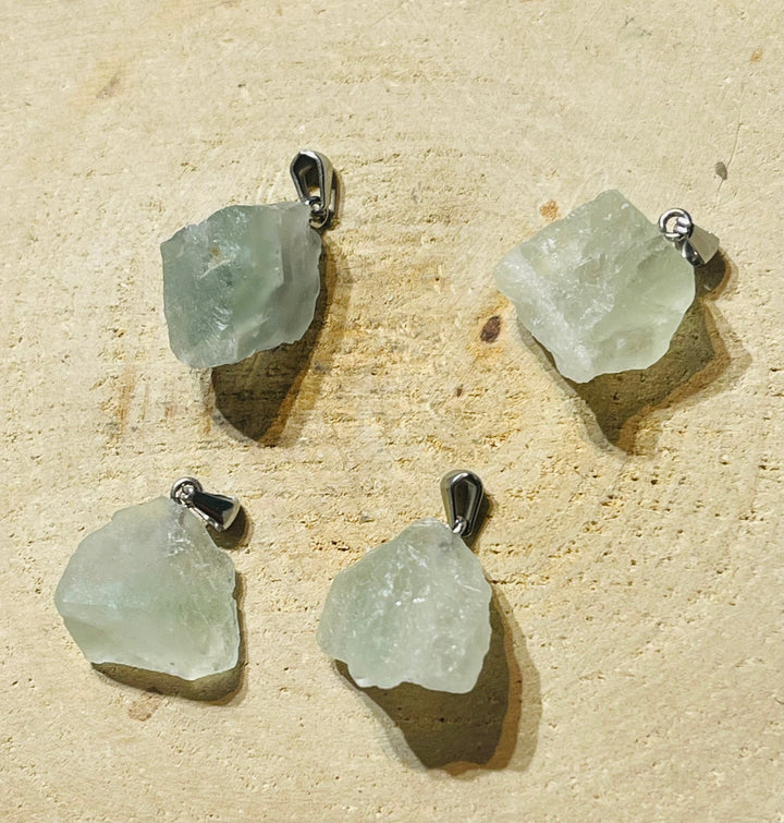 Pendentif serti d'une Fluorite verte brute - Les bijoux de Théa