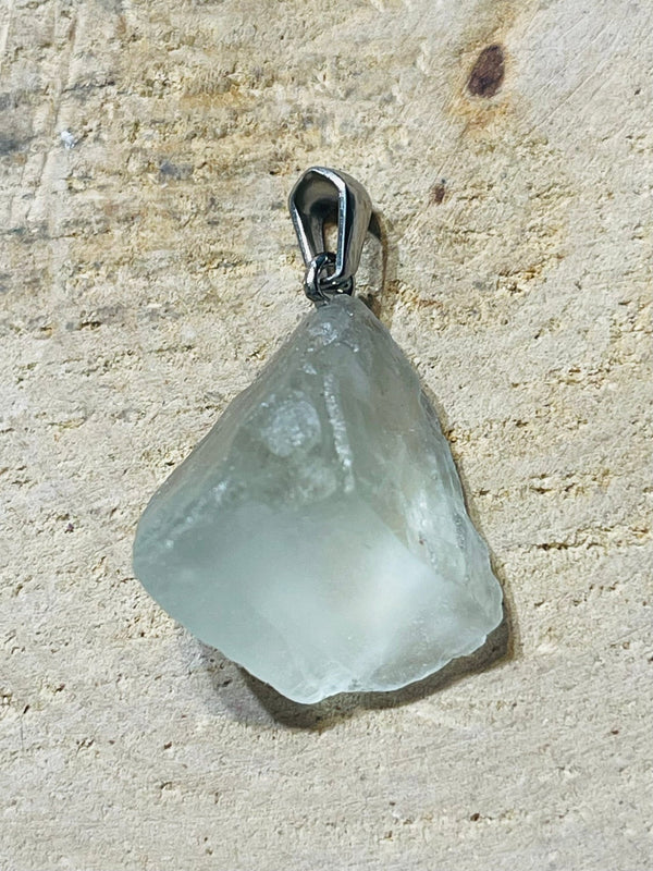 Pendentif serti d'une Fluorite verte brute - Les bijoux de Théa