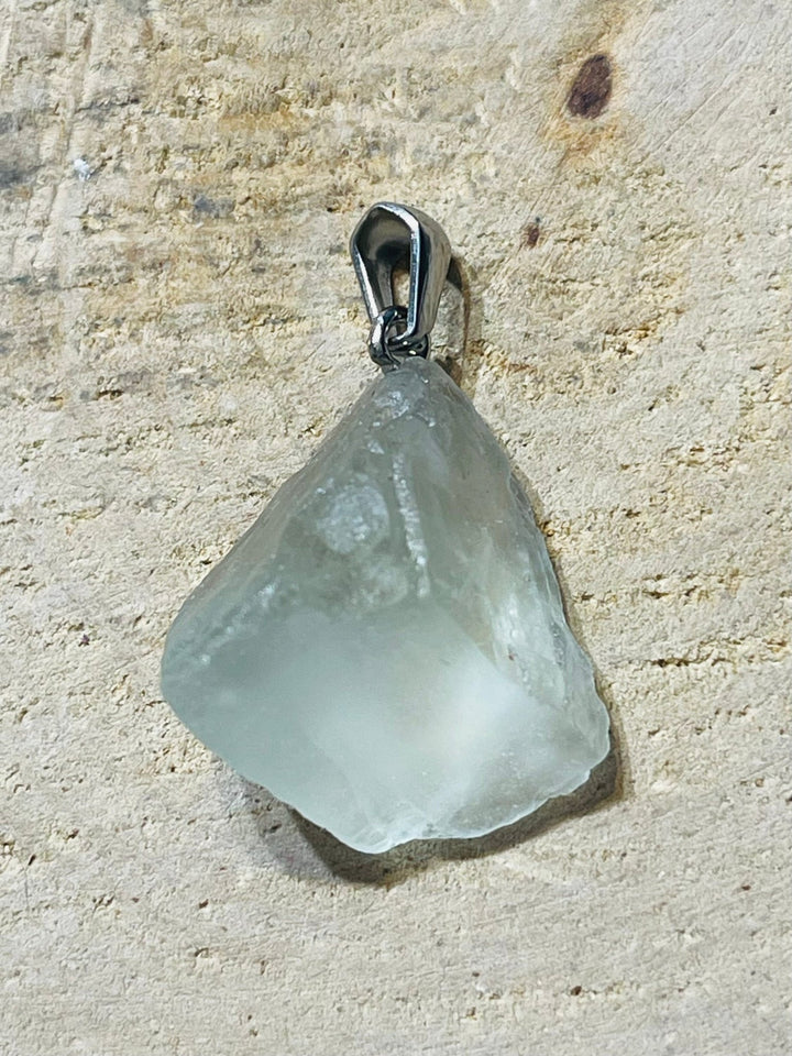 Pendentif serti d'une Fluorite verte brute - Les bijoux de Théa