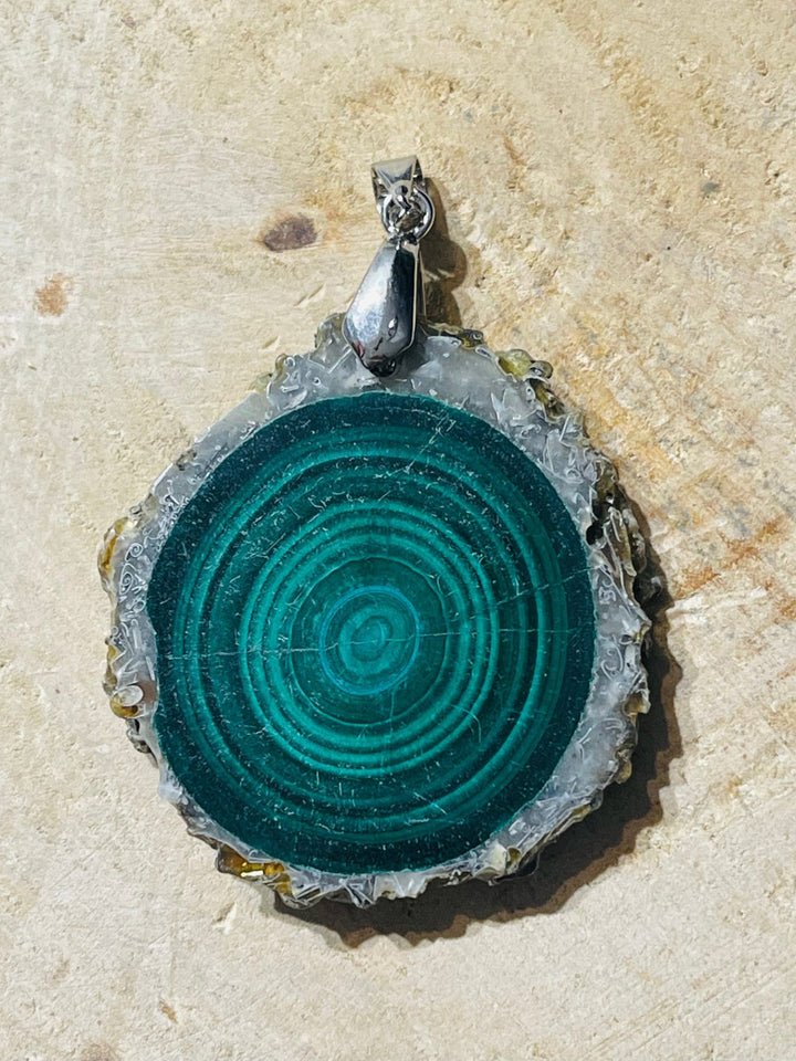 Pendentif serti d'une tranche de Malachite druzy au choix - Les bijoux de Théa