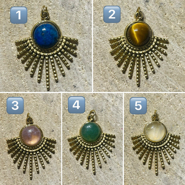Pendentif soleil doré serti de différentes pierres - Les bijoux de Théa