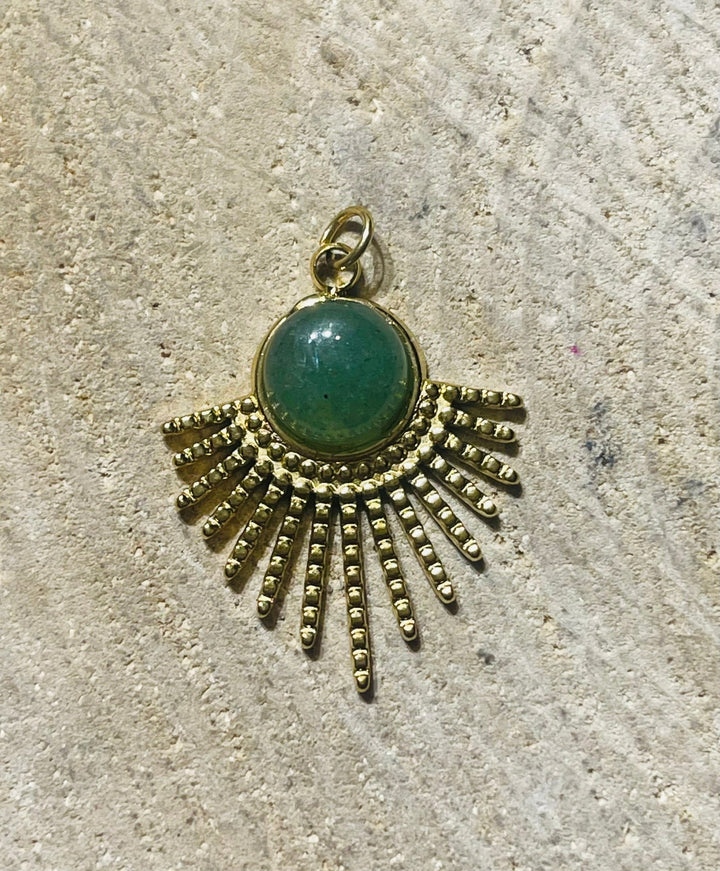 Pendentif soleil doré serti de différentes pierres - Les bijoux de Théa