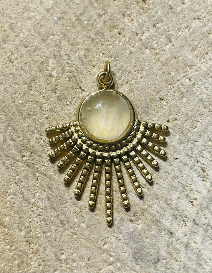 Pendentif soleil doré serti de différentes pierres - Les bijoux de Théa