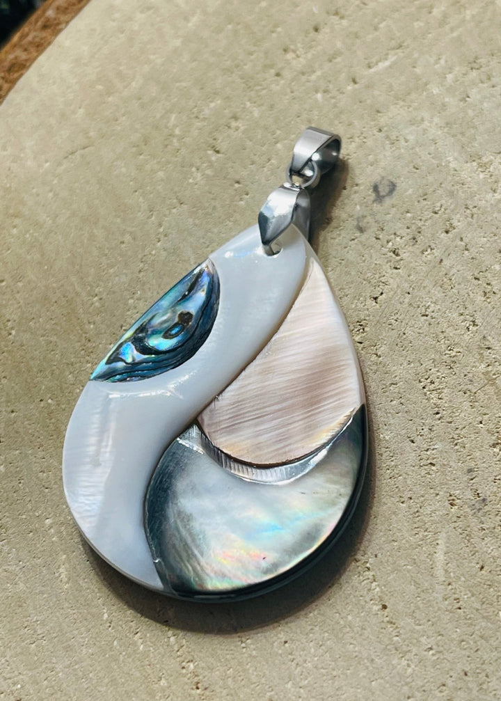 Pendentif vague en coquille d’Ormeau et Nacre - Les bijoux de Théa
