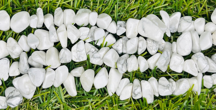 Perles naturelles chips / pépites en Howlite en 5-8 mm (fil de 80 cm) - Les bijoux de Théa