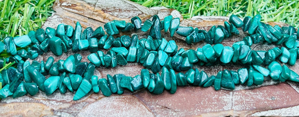 Perles naturelles chips / pépites en Malachite en 3 - 8 mm (fil de 80 cm) - Les bijoux de Théa