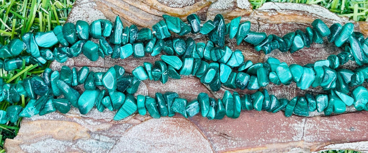 Perles naturelles chips / pépites en Malachite en 3 - 8 mm (fil de 80 cm) - Les bijoux de Théa