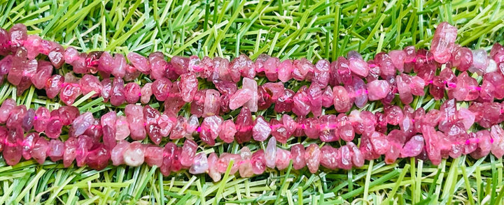 Perles naturelles chips / pépites en Tourmaline rose en 3-5 mm (fil de 40 cm) - Les bijoux de Théa