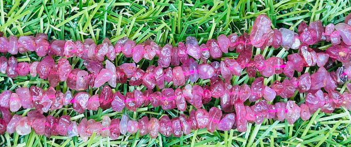 Perles naturelles chips / pépites en Tourmaline rose en 3-5 mm (fil de 40 cm) - Les bijoux de Théa