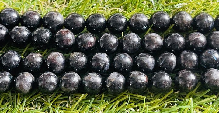 Perles naturelles en Astrophyllite en 10 mm - Les bijoux de Théa