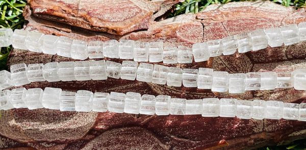 Perles naturelles en Cristal de roche cube en 4 mm - Les bijoux de Théa