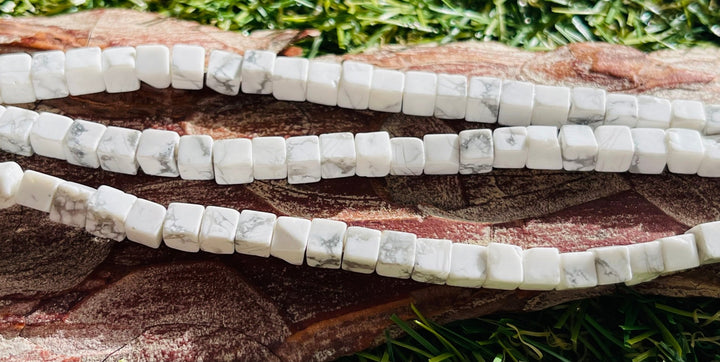 Perles naturelles en Howlite cube en 4 mm - Les bijoux de Théa