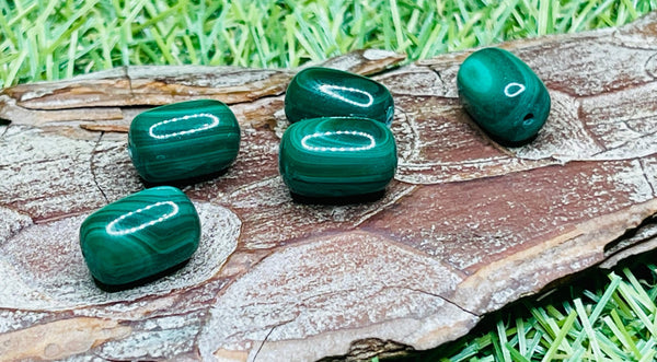 Perles naturelles en Malachite en forme de tonneau (lot de 2) - Les bijoux de Théa