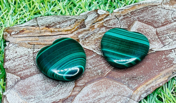 Perles naturelles en Malachite semi percée en forme de coeur - Les bijoux de Théa