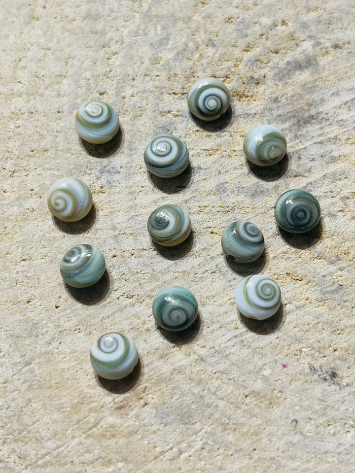Perles naturelles en Oeil de Sainte Lucie sombre en 6 mm - Les bijoux de Théa