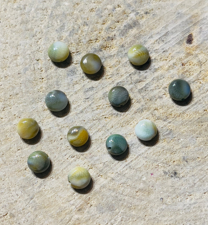 Perles naturelles en Oeil de Sainte Lucie sombre en 6 mm - Les bijoux de Théa