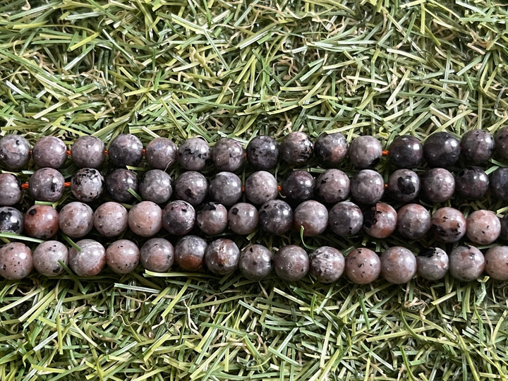 Perles naturelles en Yooperlite en 8 mm - Les bijoux de Théa