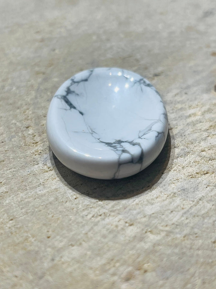 Pierre d’apaisement en Howlite contre le stress - Les bijoux de Théa