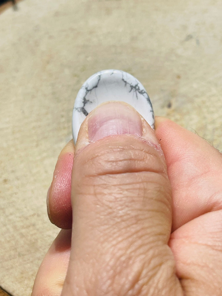 Pierre d’apaisement en Howlite contre le stress - Les bijoux de Théa