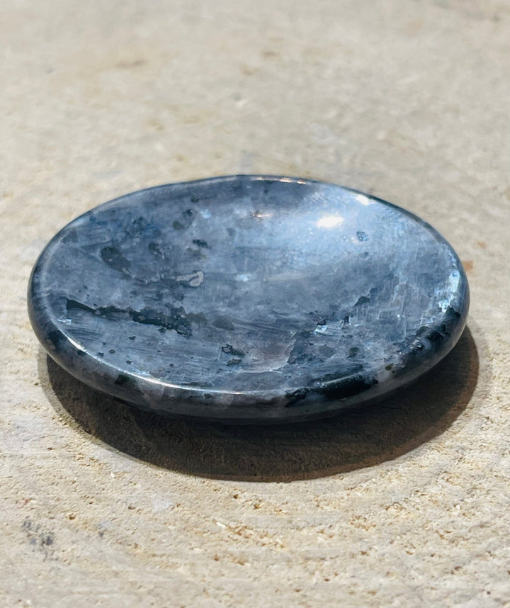 Pierre d’apaisement en Larvikite contre le stress - Les bijoux de Théa