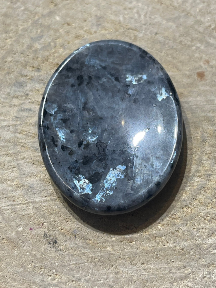 Pierre d’apaisement en Larvikite contre le stress - Les bijoux de Théa