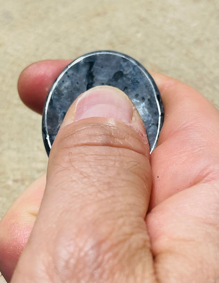 Pierre d’apaisement en Larvikite contre le stress - Les bijoux de Théa