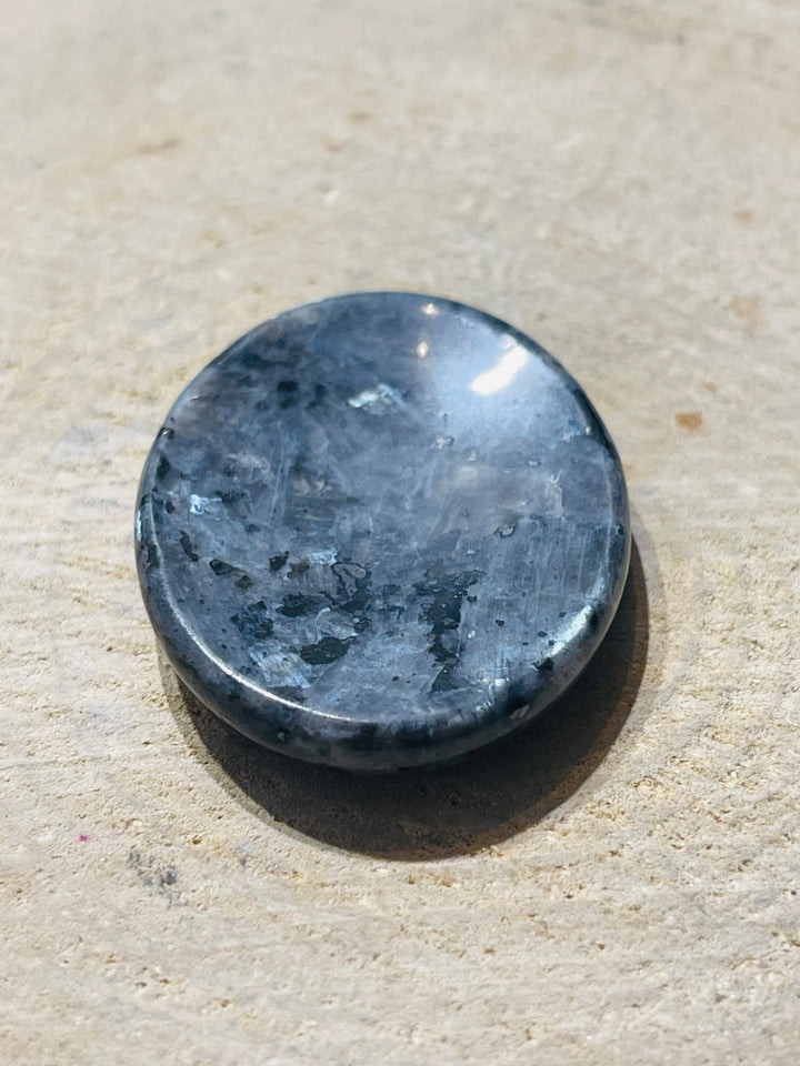 Pierre d’apaisement en Larvikite contre le stress - Les bijoux de Théa
