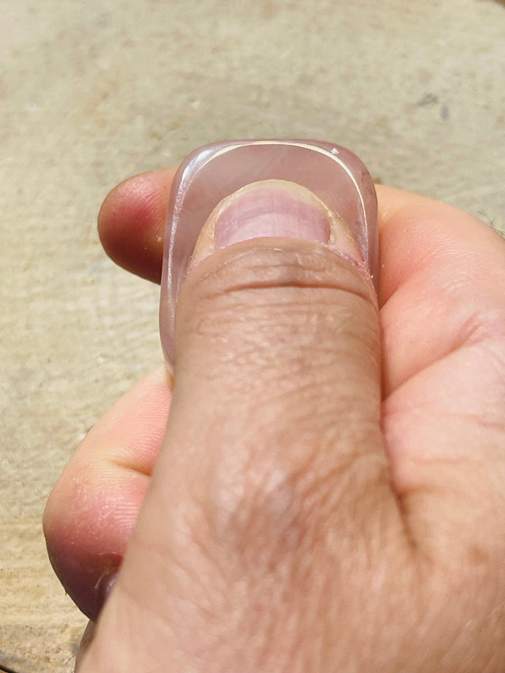 Pierre d’apaisement en Quartz rose contre le stress - Les bijoux de Théa