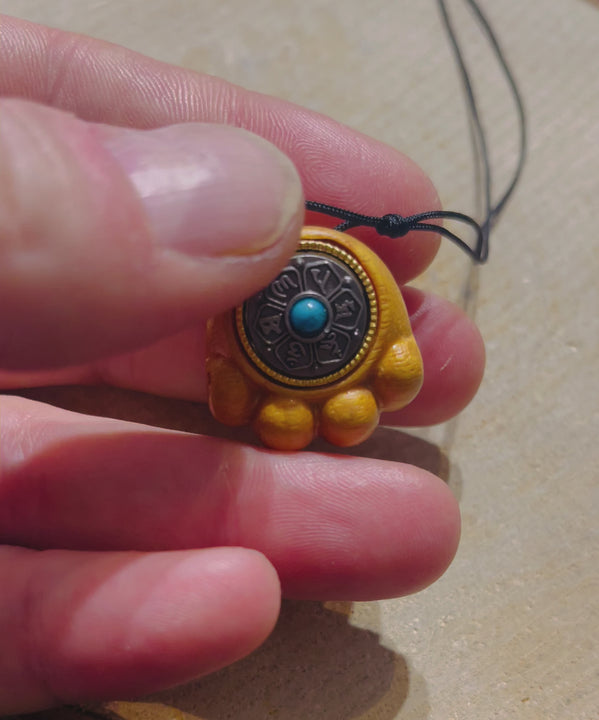 Pendentif / Amulette patte de chat en bois de Santal avec roue en mantra - les bijoux de Thea