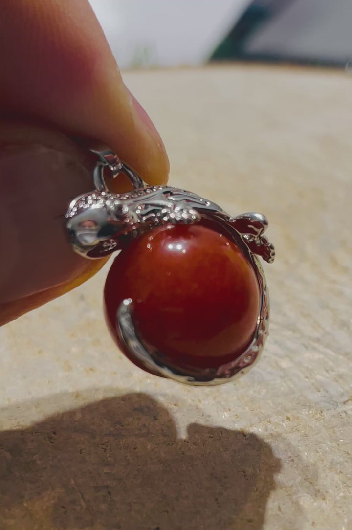 Pendentif en forme de lézard avec une boule en cornaline qui tourne sur elle même - les bijoux de Thea 
