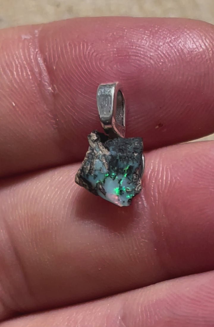 Pendentif en Opale Welo d’Ethiopie brute verte (6) - les bijoux de Thea 