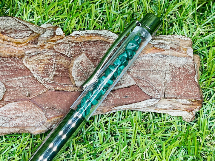 Stylo avec pierres naturelles en Malachite à l’intérieur - Les bijoux de Théa