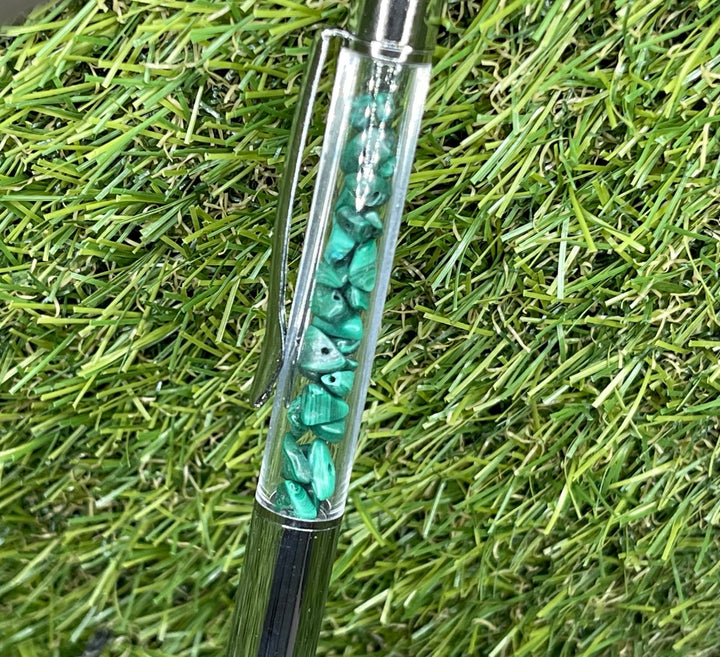 Stylo avec pierres naturelles en Malachite à l’intérieur - Les bijoux de Théa