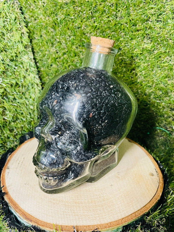 Tête de mort, Skull, Crâne rempli de pépites en pierre naturelle Tourmaline noire - Les bijoux de Théa