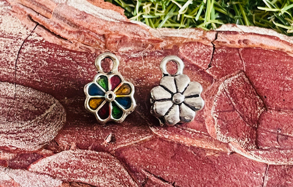 Lot de 2 breloques Fleur en émaux pour bracelet - Les bijoux de Théa