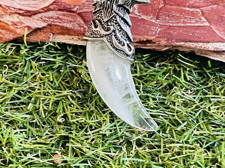 Pendentif tête de loup serti d'un Cristal de roche - Les bijoux de Théa