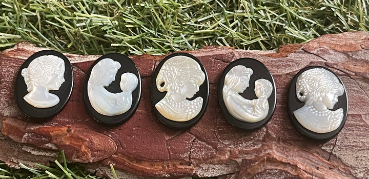 Camée cabochon en Agate noire et nacre - Les bijoux de Théa