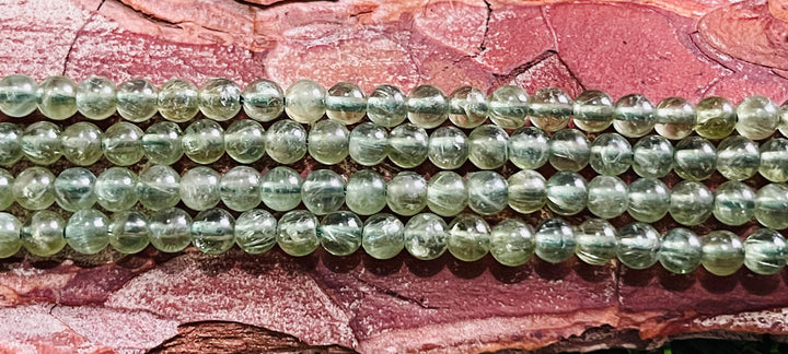 Perles naturelles en Apatite verte en 4 mm - Les bijoux de Théa