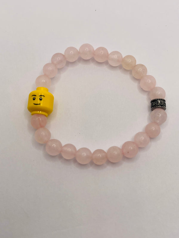 Bracelet pour enfant en perles naturelles 6 mm en Quartz Rose et tête de Lego
