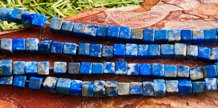 Perles naturelles en Lapis lazuli en forme de cube de 4 mm - Les bijoux de Théa