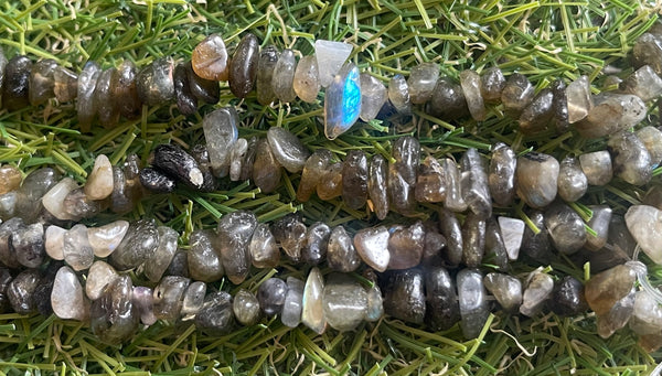 Perles naturelles chips / pépites en Labradorite en 5-8 mm (fil de 80 cm)