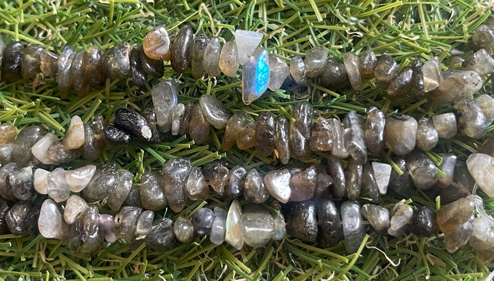 Perles naturelles chips / pépites en Labradorite en 5-8 mm (fil de 80 cm) - Les bijoux de Théa