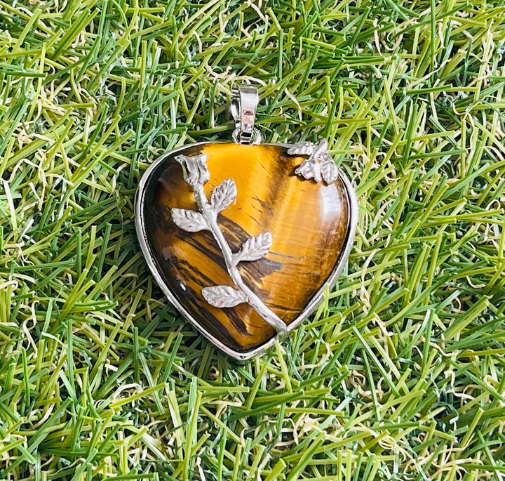 Pendentif cabochon en Œil de tigre en forme de cœur avec fleur - Les bijoux de Théa