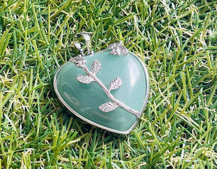 Pendentif cabochon en Aventurine verte en forme de cœur avec fleur - Les bijoux de Théa