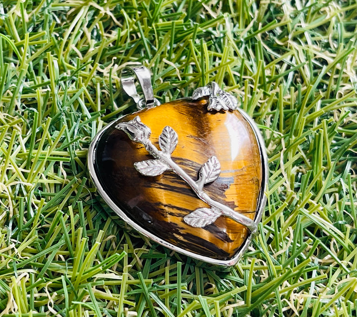 Pendentif cabochon en Œil de tigre en forme de cœur avec fleur - Les bijoux de Théa