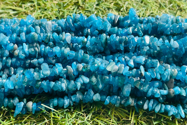 Perles naturelles chips / pépites en Apatite bleue en 2-5 mm (fil de 80cm)
