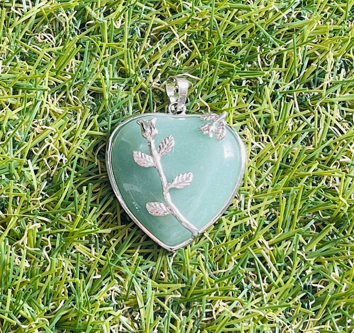 Pendentif cabochon en Aventurine verte en forme de cœur avec fleur - Les bijoux de Théa